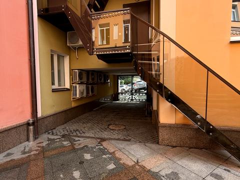 комерційна за адресою Ігорівська вул., 1/8