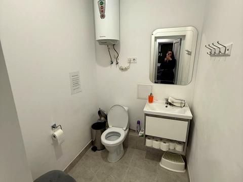комерційна за адресою Дніпровська набережна вул., 23