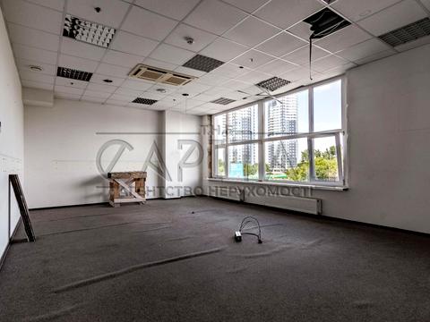 комерційна за адресою Раїси Окіпної вул., 8б