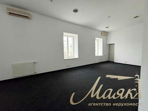 комерційна за адресою Музейний пров., 4