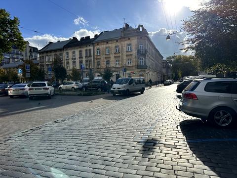 комерційна за адресою Юрія Федьковича вул., 21