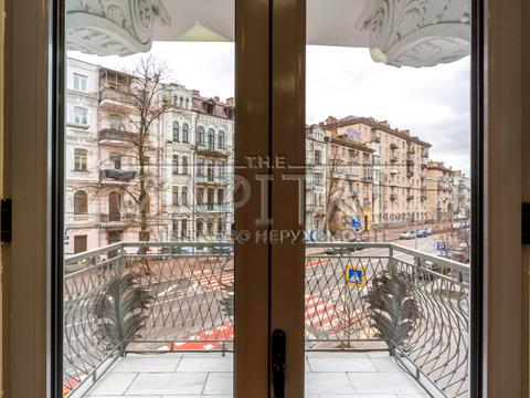 комерційна за адресою Володимирська вул., 4