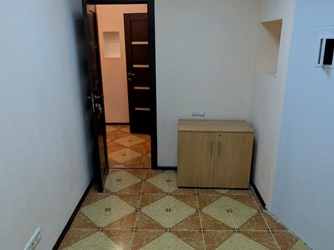 комерційна за адресою Кропивницького вул., 18
