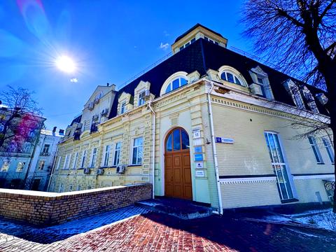 комерційна за адресою Трьохсвятительська вул., 13