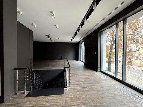 комерційна за адресою Володимирська вул., 38