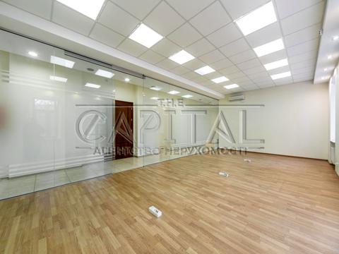 комерційна за адресою Володимирська вул., 4