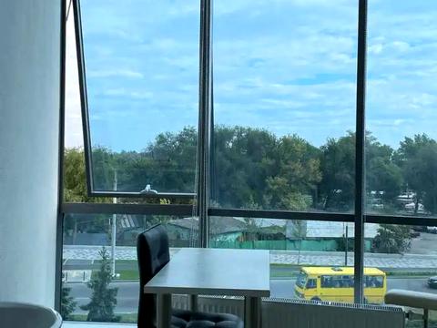 комерційна за адресою Набережна Перемоги вул., 10