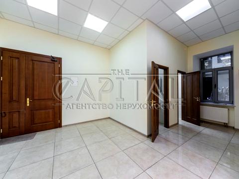 комерційна за адресою Володимирська вул., 4