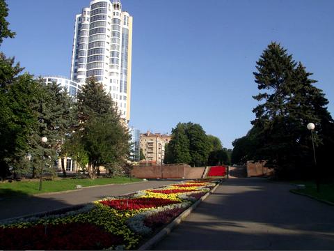 паркомісце за адресою Дмитра Яворницького просп. (Карла Маркса), 5