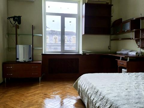 квартира за адресою Конституції пл., 2/2