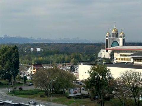 комерційна за адресою Раїси Окіпної вул., 4