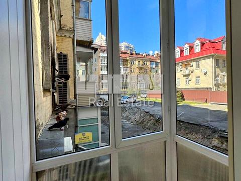 комерційна за адресою Саксаганського вул., 104