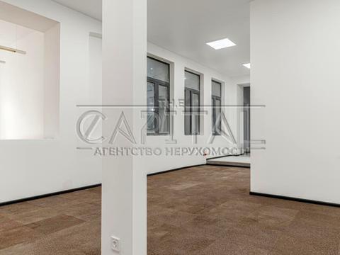 комерційна за адресою Володимирська вул., 4