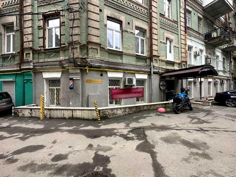 комерційна за адресою Михайлівська пл., 1