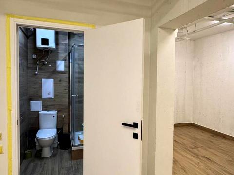 коммерческая по адресу Дніпровська наб., 17