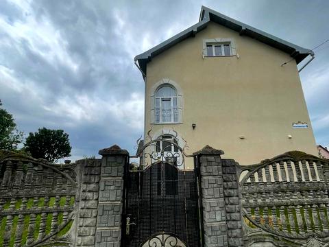 будинок за адресою коновальця, 4
