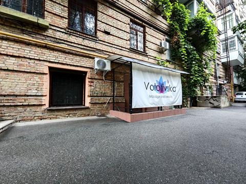комерційна за адресою Кропивницького вул., 18