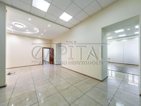 комерційна за адресою Володимирська вул., 4