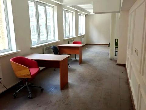 комерційна за адресою Володимирська вул., 51/53