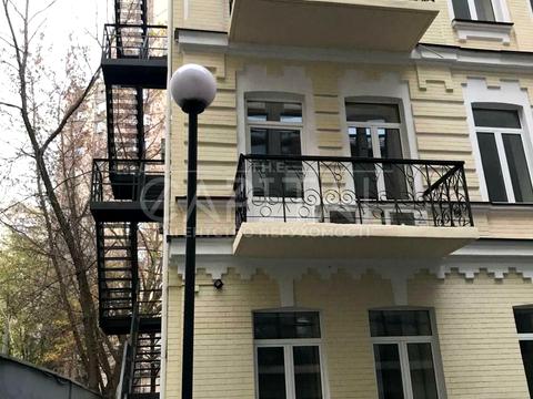 комерційна за адресою Дмитрівська вул., 44б