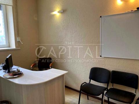 комерційна за адресою Білогородська вул., 51