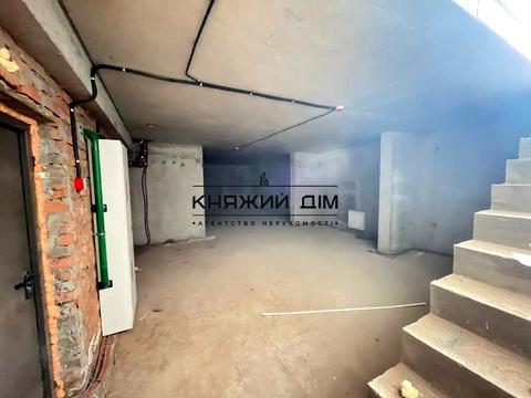 комерційна за адресою Дніпровська набережна вул., 17В