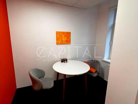 комерційна за адресою Володимирська вул., 93