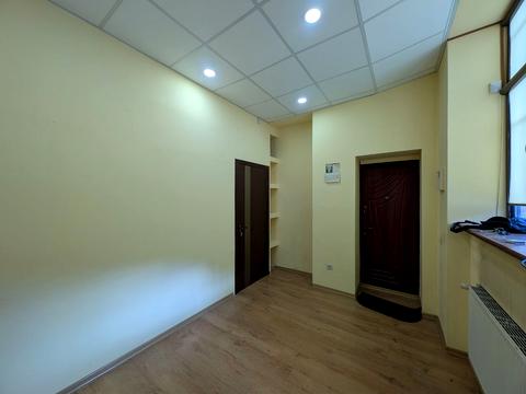 комерційна за адресою Квітнева вул., 4