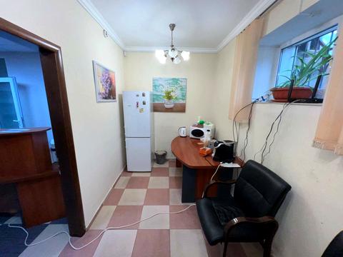комерційна за адресою Довженка вул., 6а