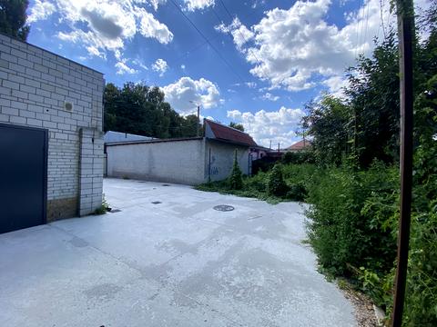 комерційна за адресою Лютнева, 3-б