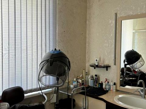 комерційна за адресою Паркова вул., 77