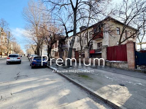 комерційна за адресою Степана Бандери вул., 6