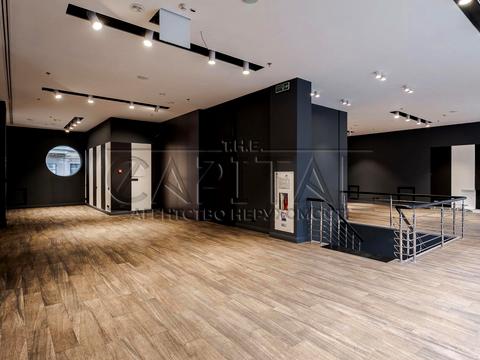 комерційна за адресою Володимирська вул., 38