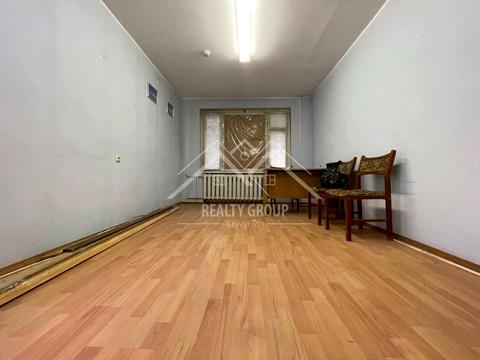 комерційна за адресою Українська вул., 5