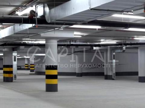 паркомісце за адресою Андрія Верхогляда вул. (Михайла Драгомирова), 11-В