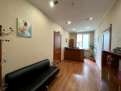 комерційна за адресою Добровольців вул. (Маршала Говорова), 18