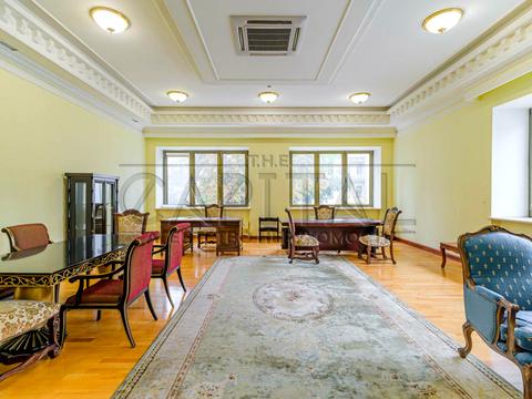 комерційна за адресою Липська вул., 10