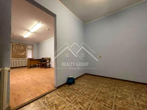 комерційна за адресою Українська вул., 5