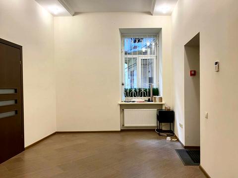 коммерческая по адресу Левицького, 10