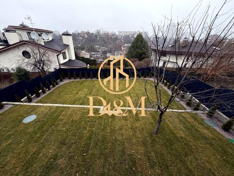 будинок за адресою Листопадна вул.