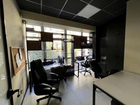 комерційна за адресою Набережно-Хрещатицька вул., 35В