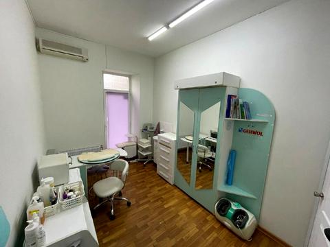 комерційна за адресою Левка Лук'яненка вул. (Василя Жуковського), 1