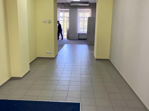 комерційна за адресою Дмитра Яворницького просп. (Карла Маркса), 68