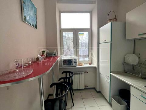 комерційна за адресою Інститутська вул., 24/7