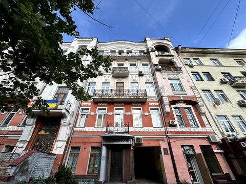 комерційна за адресою Володимирська вул., 81-а