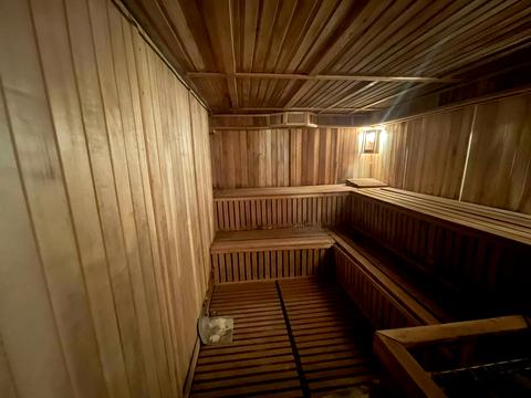 комерційна за адресою Леся Курбаса вул., 7