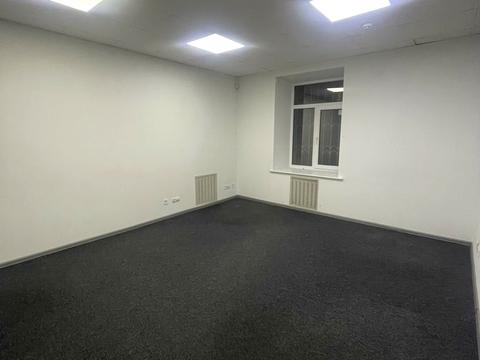 комерційна за адресою Кропивницького вул., 18