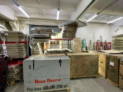 комерційна за адресою Салютна вул., 5Б