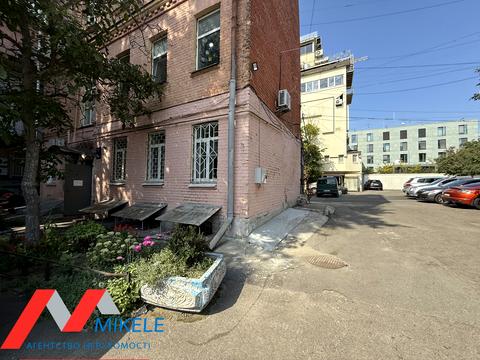 комерційна за адресою Леонтовича вул., 7