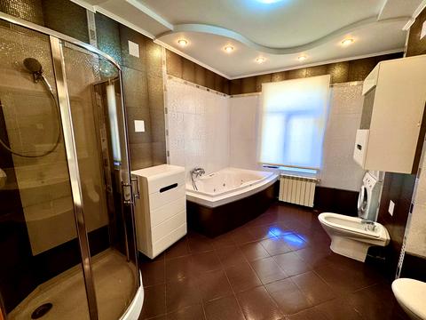комерційна за адресою Трьохсвятительська вул., 13